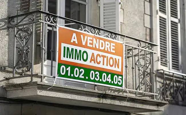 Panneau immobilier AkyLux® installé devant une maison – dimensions et réglementation 2026